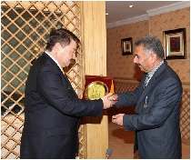رئيس جامعة الأنبار يتقلد ميدالية رئيس جمهورية كازاخستان